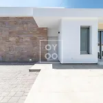 Coral, Chic Coastal Design, Saltwater Pool - By Oyoostays 度假居