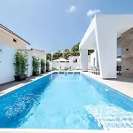 度假居 Coral, Chic Coastal Design, Saltwater Pool - By Oyoostays 托雷维耶哈