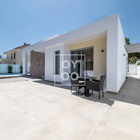 Coral, Chic Coastal Design, Saltwater Pool - By Oyoostays 度假居