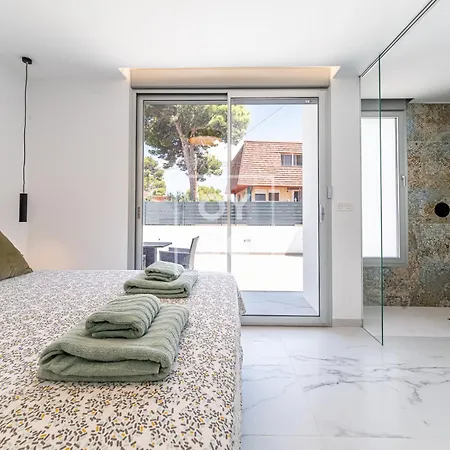 Vakantiehuis Coral, Chic Coastal Design, Saltwater Pool - By Oyoostays Torrevieja