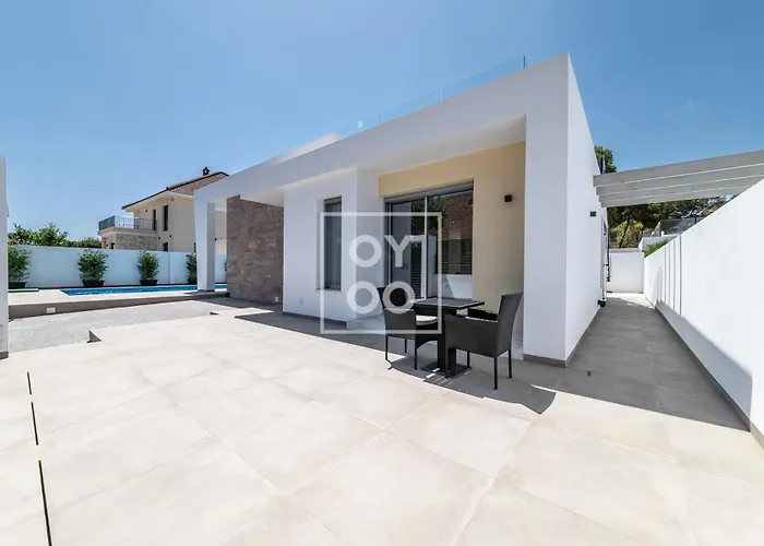 Coral, Chic Coastal Design, Saltwater Pool - By Oyoostays Vakantiehuis