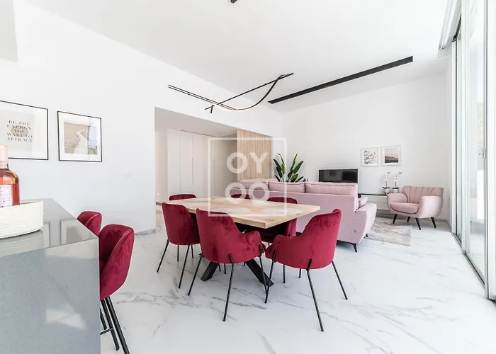 Vakantiehuis Coral, Chic Coastal Design, Saltwater Pool - By Oyoostays Torrevieja