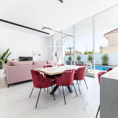 Coral Deluxe Oasis By Oyoostays